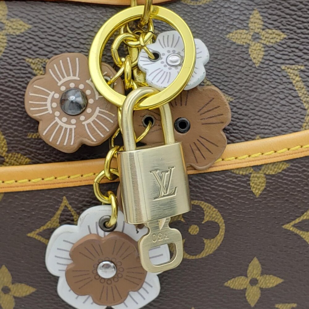 LV Gold Padlock 🔑 Authentic Louis Vuitton Charm + Unbranded Flower Keychain - Picture 3 of 9